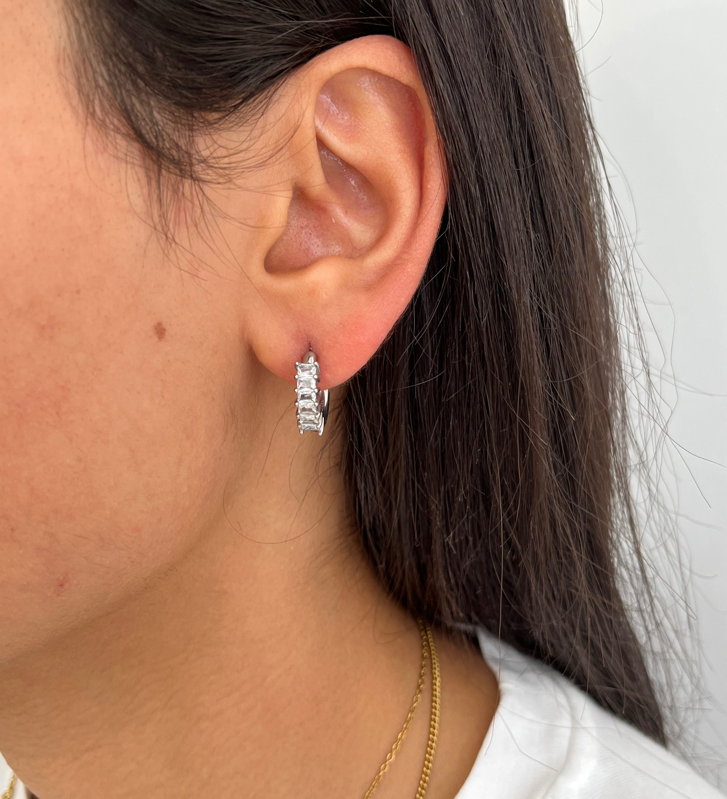 Boucles d'oreilles créoles Juliette argentées avec cristaux baguette portées de profil - Ordiajade