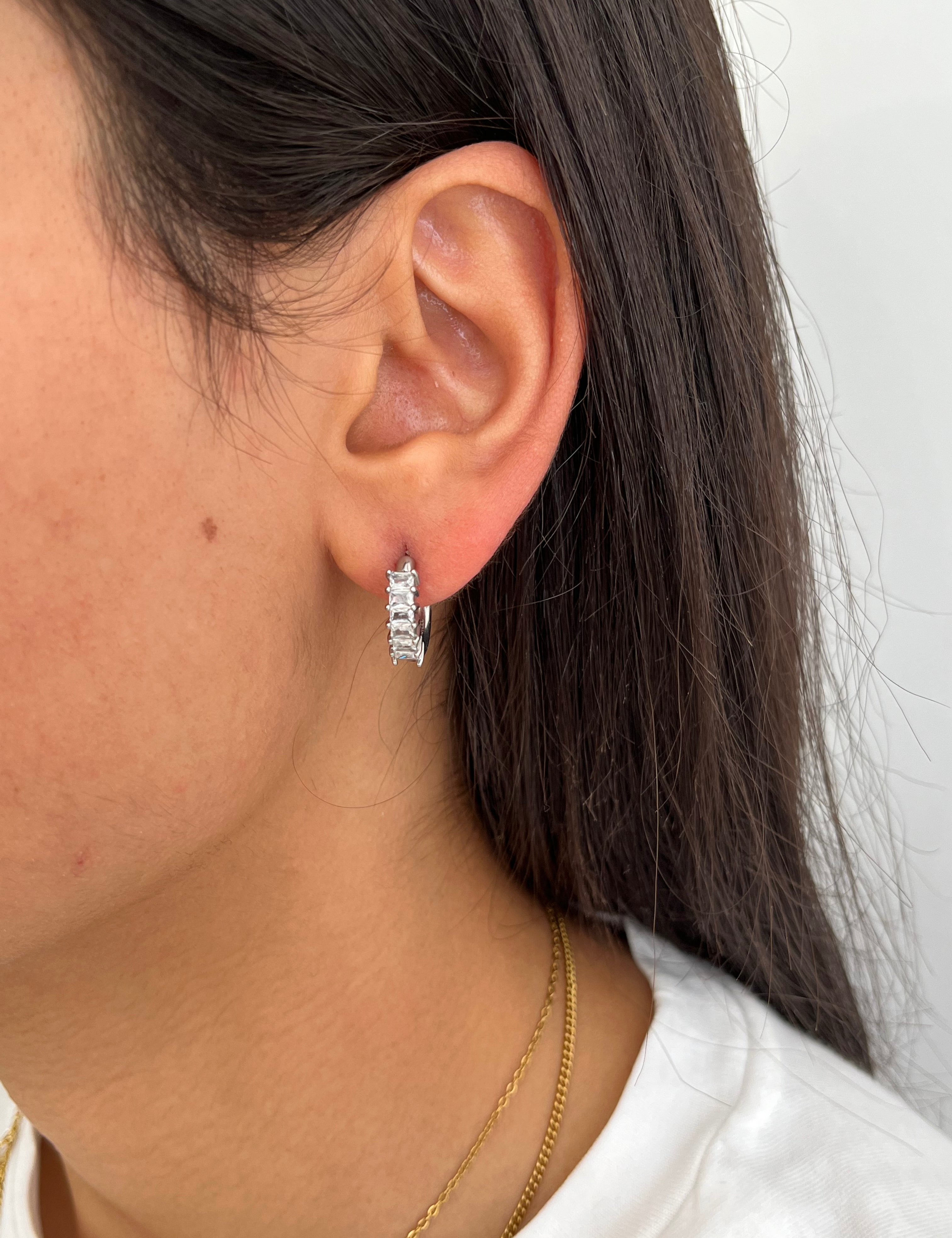 Boucles d'oreilles créoles Juliette argentées avec cristaux baguette portées de profil - Ordiajade