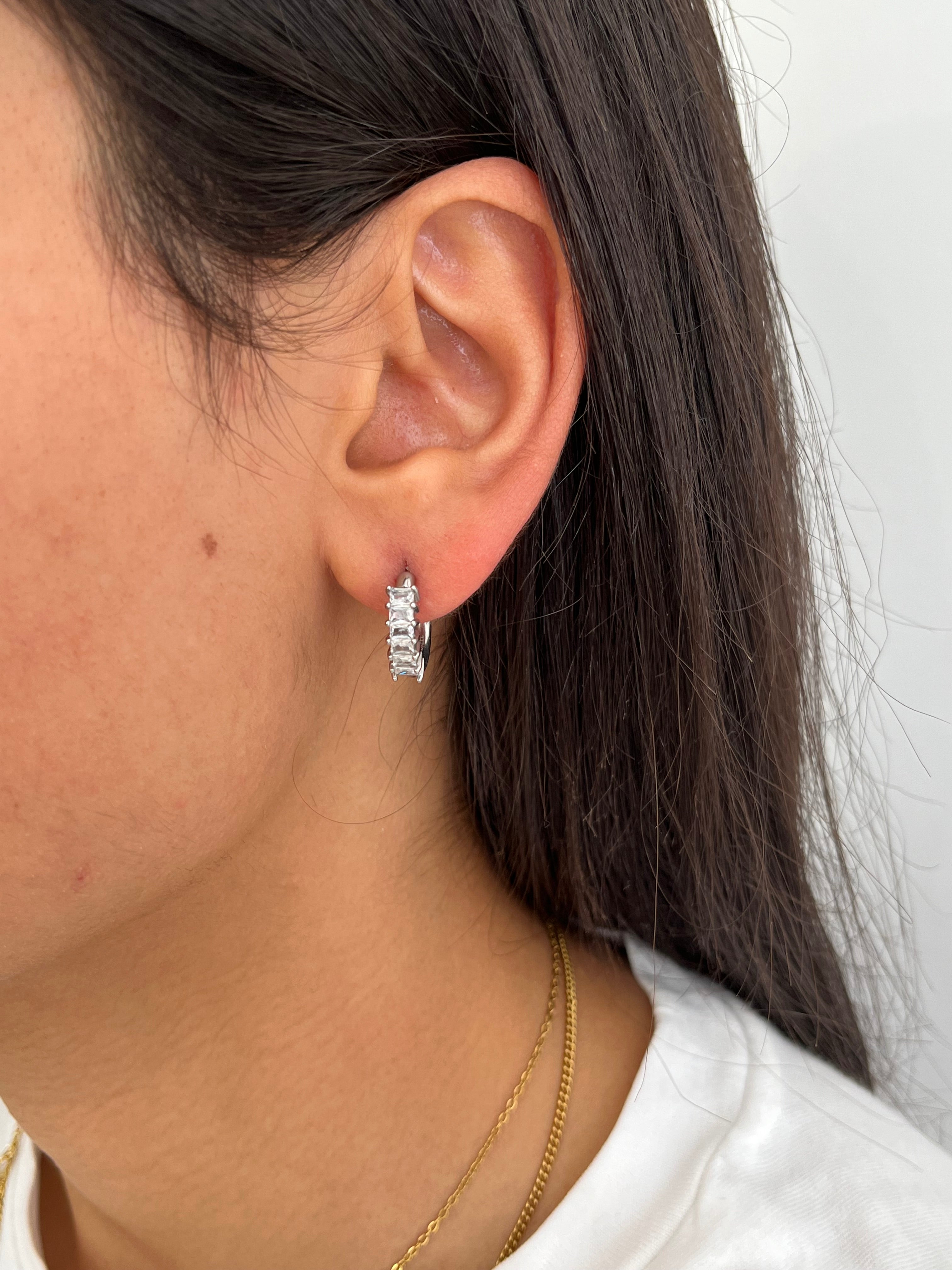 Boucles d'oreilles créoles Juliette argentées avec cristaux baguette portées de profil - Ordiajade