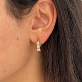 Gros plan des boucles d'oreilles créoles Juliette dorées avec cristaux baguette en acier inoxydable portées à l'oreille - Ordiajade