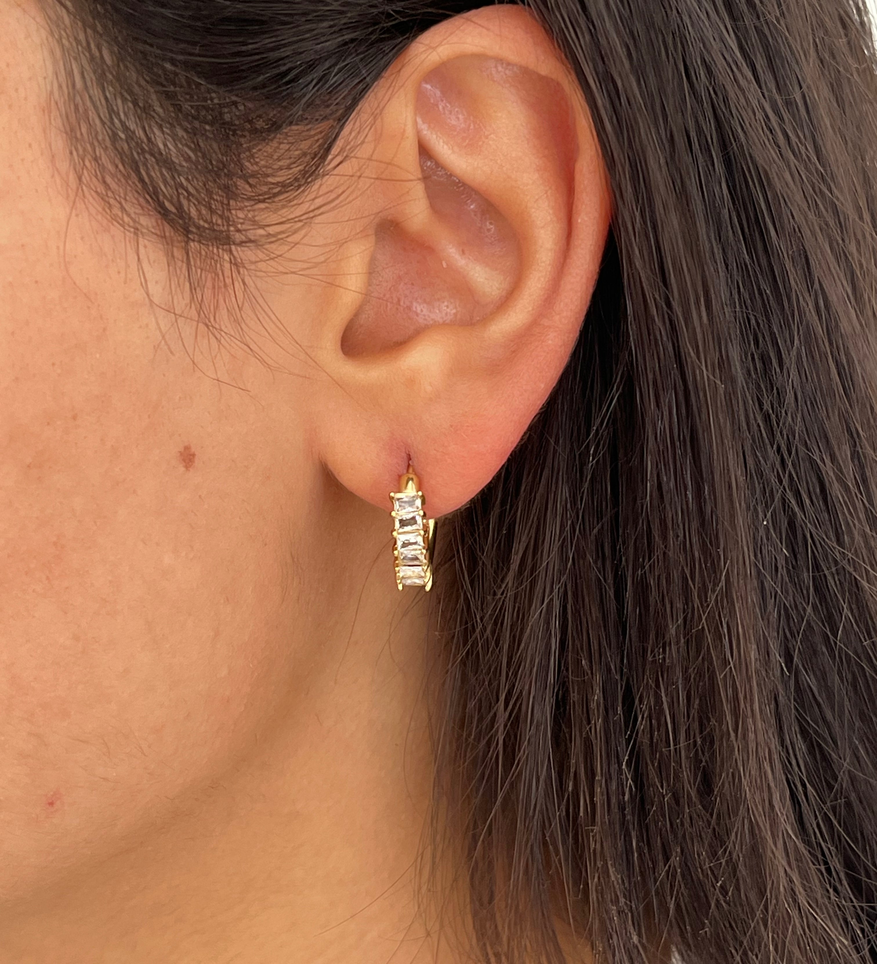 Gros plan des boucles d'oreilles créoles Juliette dorées avec cristaux baguette en acier inoxydable portées à l'oreille - Ordiajade