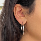 Boucle d'oreille créole chunky Kory argentée portée de profil - Ordiajade