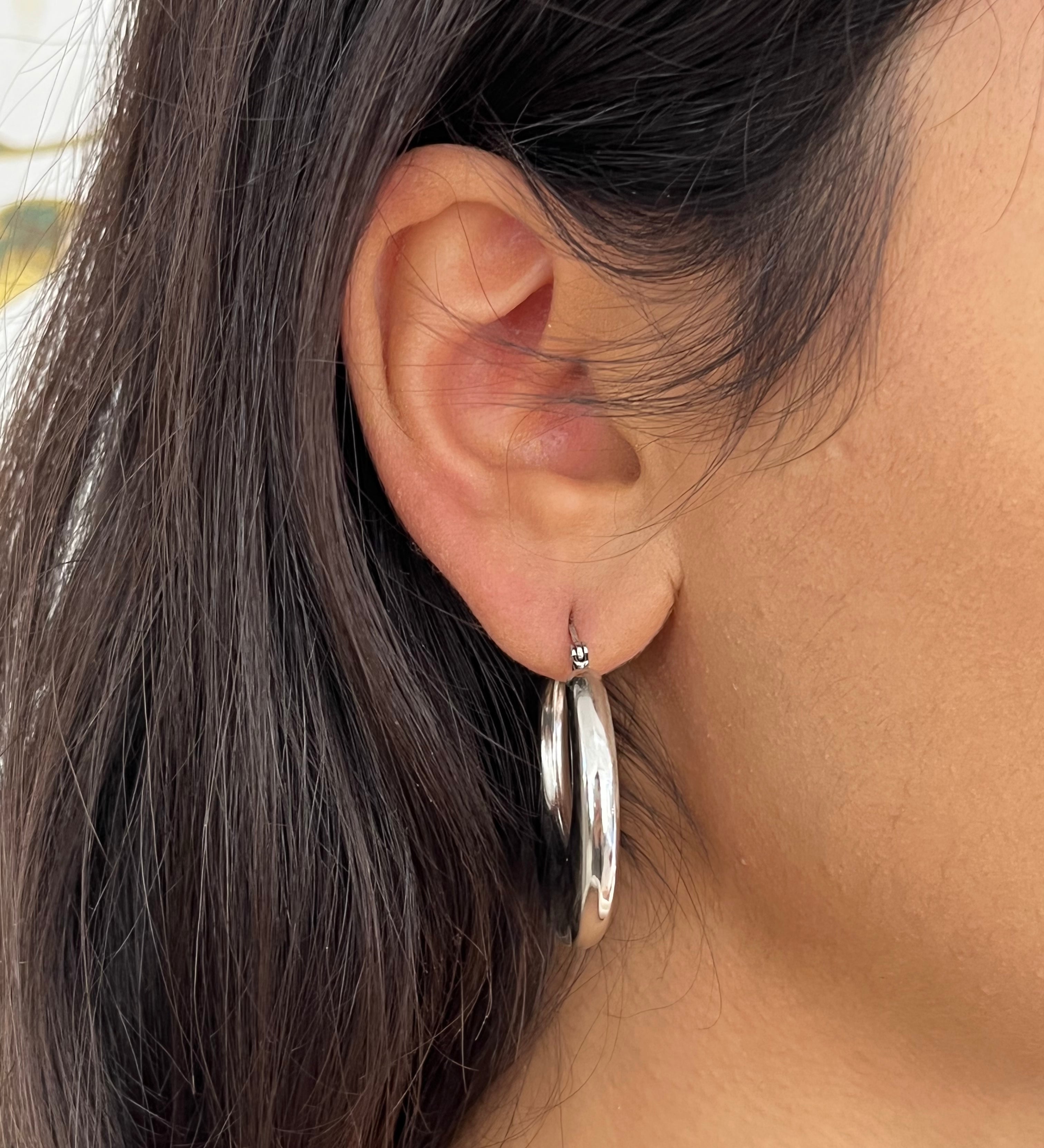 Boucle d'oreille créole chunky Kory argentée portée de profil - Ordiajade
