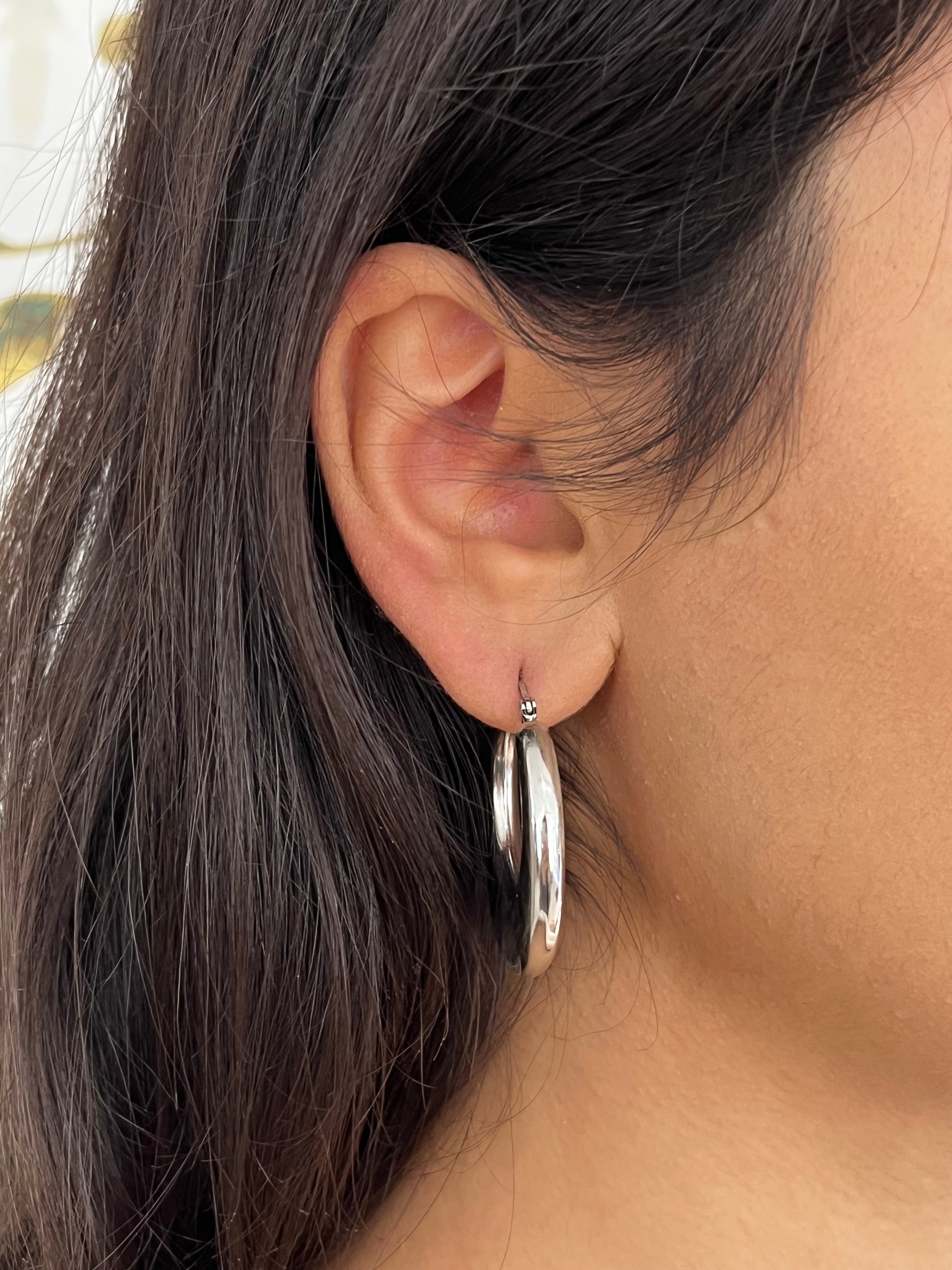 Boucle d'oreille créole chunky Kory argentée portée de profil - Ordiajade