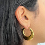 Boucle d'oreille créole chunky Kory dorée portée de profil - Ordiajade