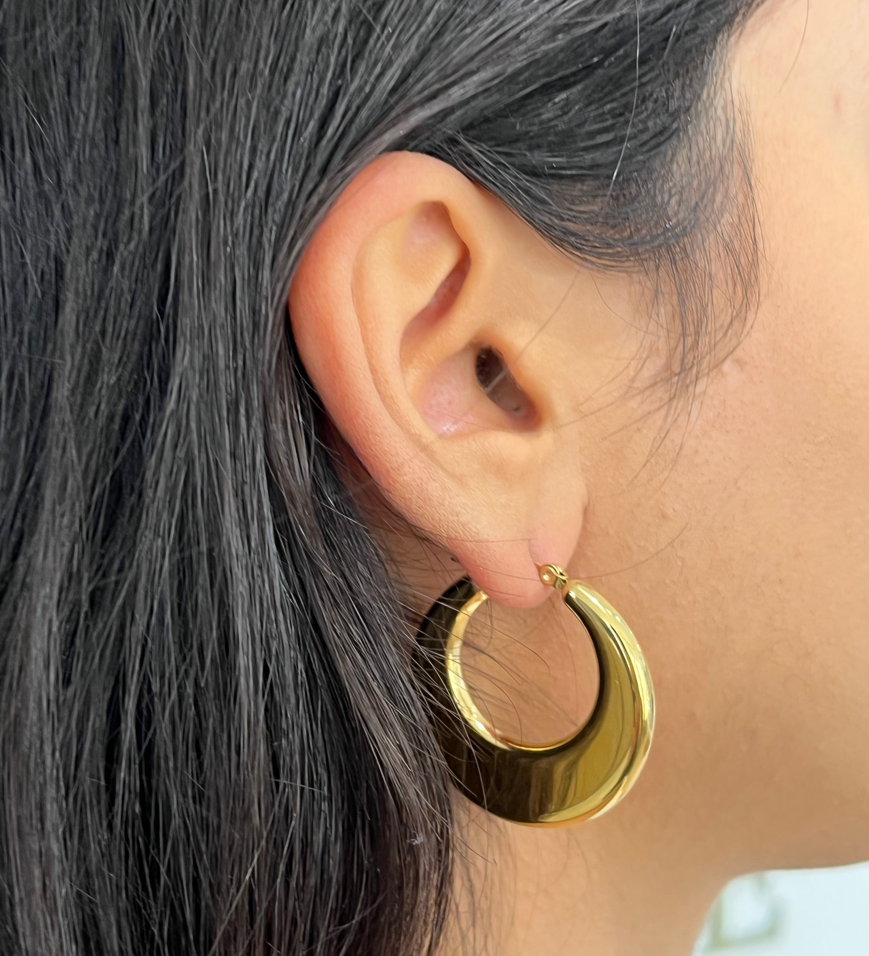 Boucle d'oreille créole chunky Kory dorée portée de profil - Ordiajade