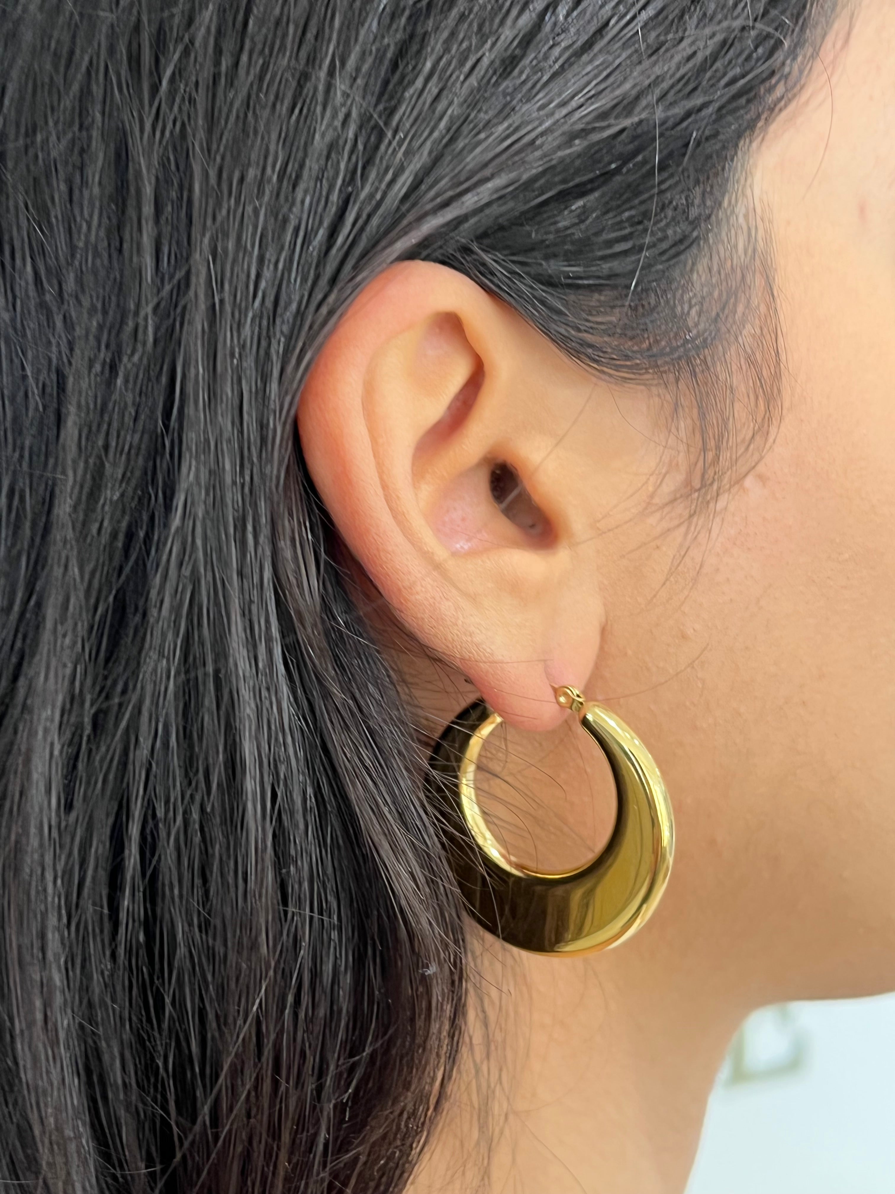 Boucle d'oreille créole chunky Kory dorée portée de profil - Ordiajade