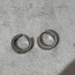 Paire de boucles d'oreilles créoles Same pavées de strass présentées de face à plat - Ordiajade