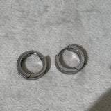 Paire de boucles d'oreilles créoles Same pavées de strass présentées de face à plat - Ordiajade