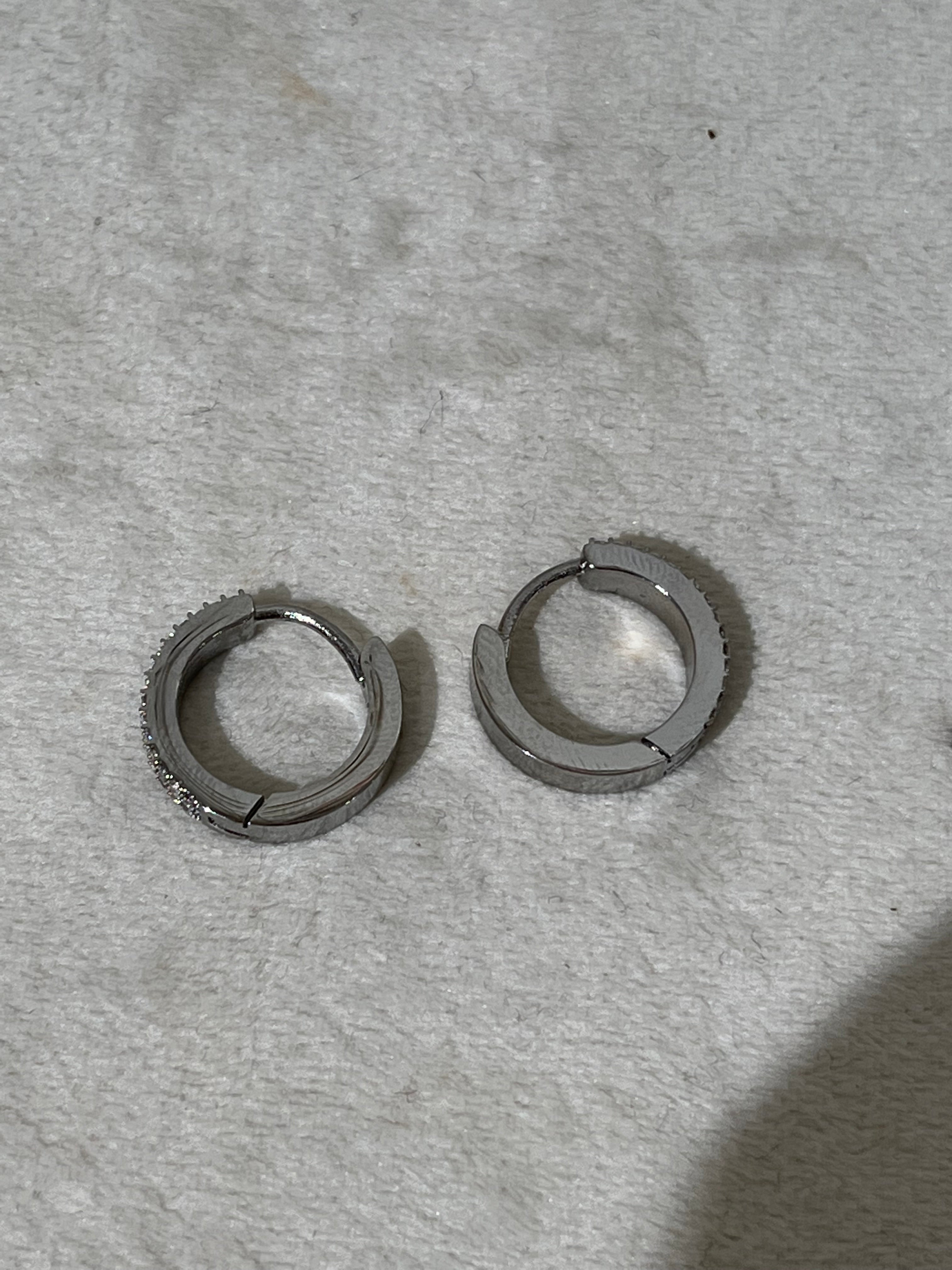 Paire de boucles d'oreilles créoles Same pavées de strass présentées de face à plat - Ordiajade