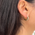 Boucle d'oreille créole Same en acier inoxydable pavée de cristaux portée de profil - Ordiajade