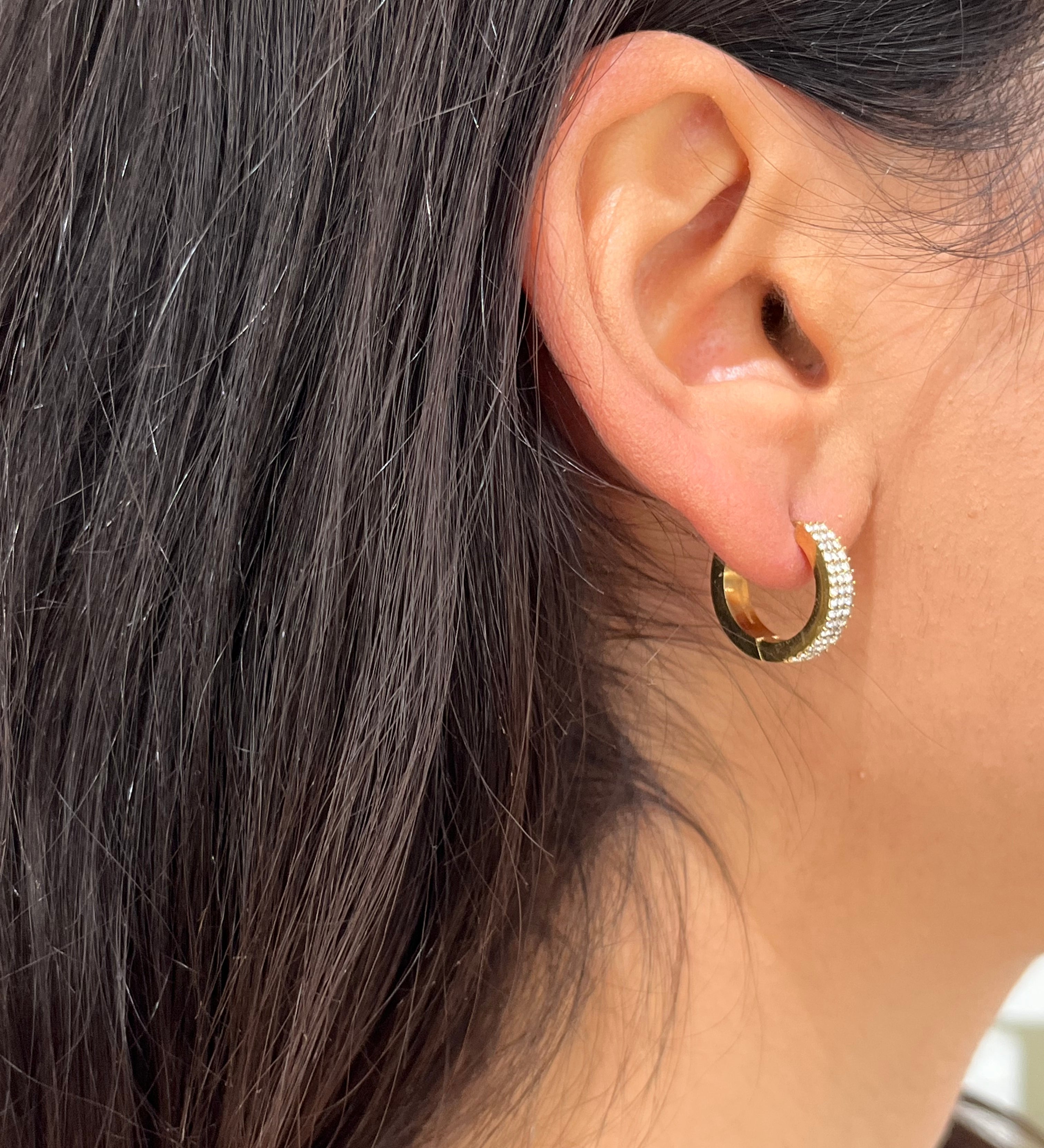 Boucle d'oreille créole Same en acier inoxydable pavée de cristaux portée de profil - Ordiajade