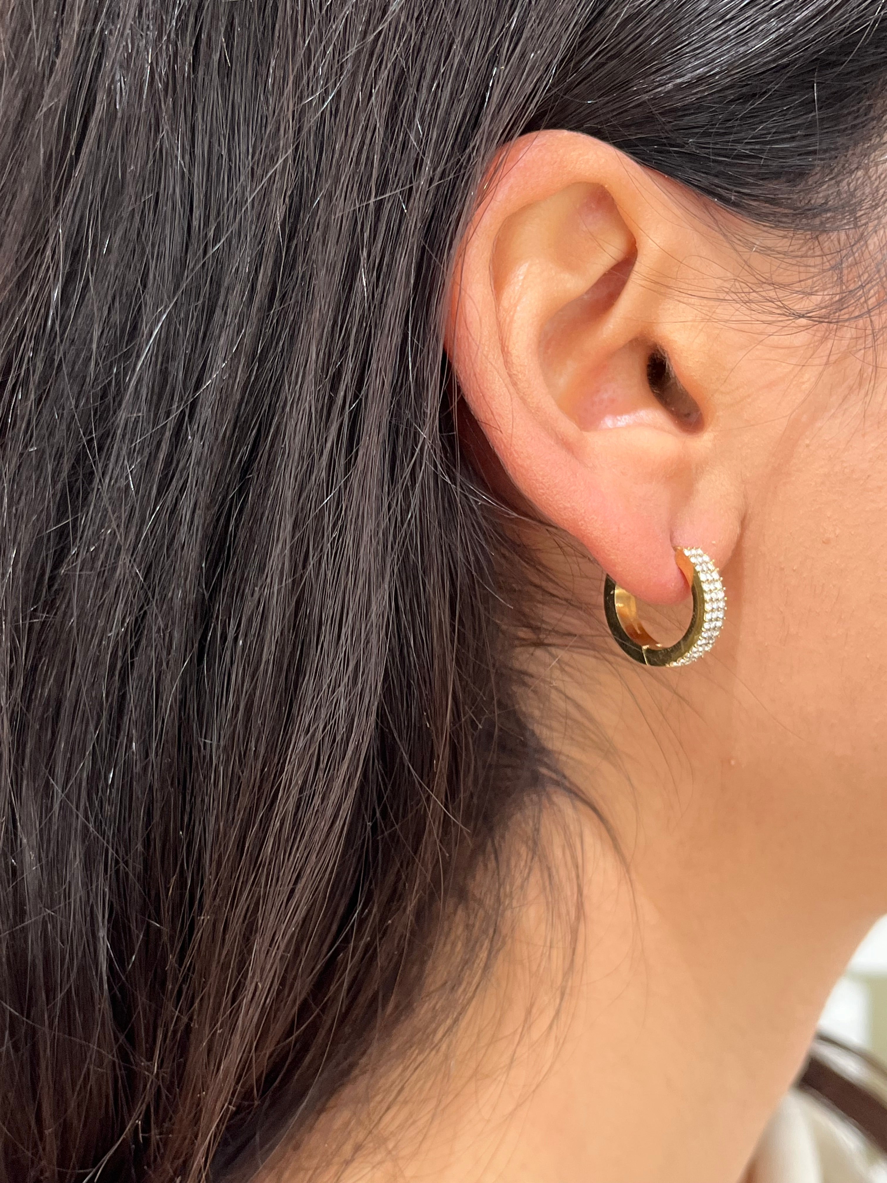Boucle d'oreille créole Same en acier inoxydable pavée de cristaux portée de profil - Ordiajade