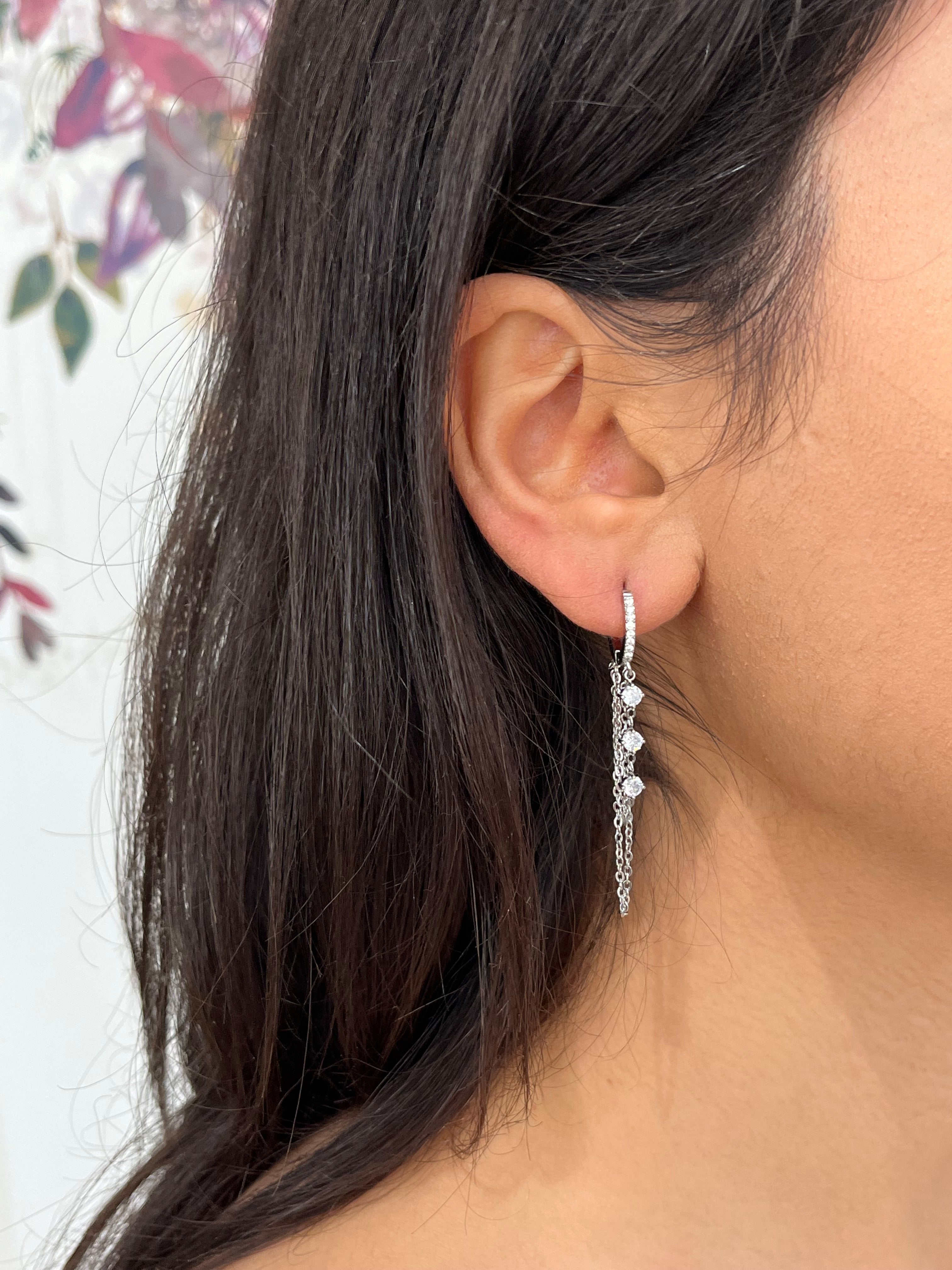 Gros plan des boucles d'oreilles Yamina argentées en acier inoxydable avec cristaux - Ordiajade
