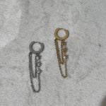 Paire de boucles d'oreilles pendantes Yamina avec cristaux brillants sur fond blanc - Ordiajade