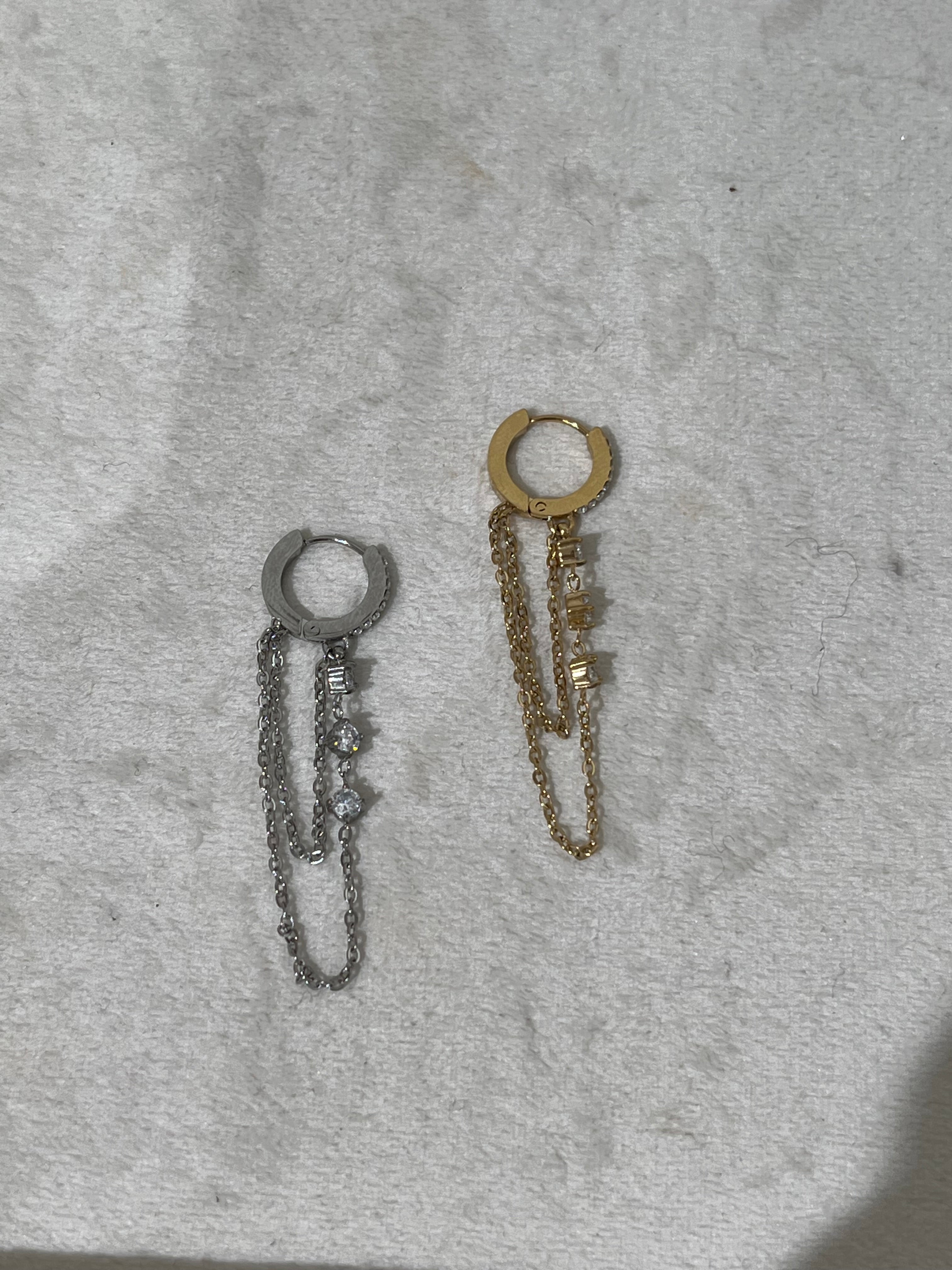 Paire de boucles d'oreilles pendantes Yamina avec cristaux brillants sur fond blanc - Ordiajade