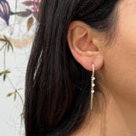 Boucles d'oreilles pendantes fines Yamina en acier inoxydable portées de profil - Ordiajade