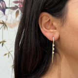 Boucles d'oreilles pendantes fines Yamina en acier inoxydable portées de profil - Ordiajade
