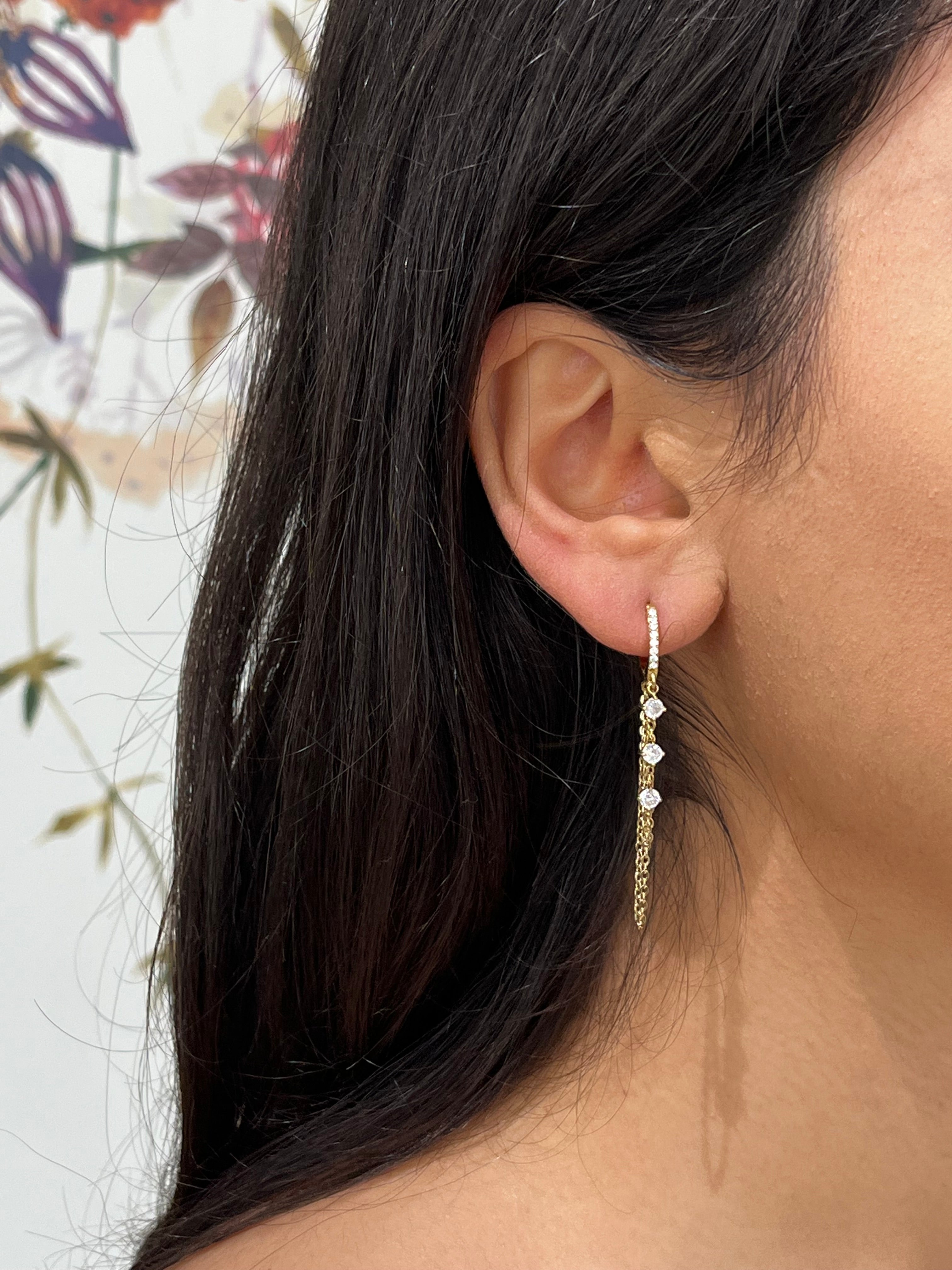 Boucles d'oreilles pendantes fines Yamina en acier inoxydable portées de profil - Ordiajade
