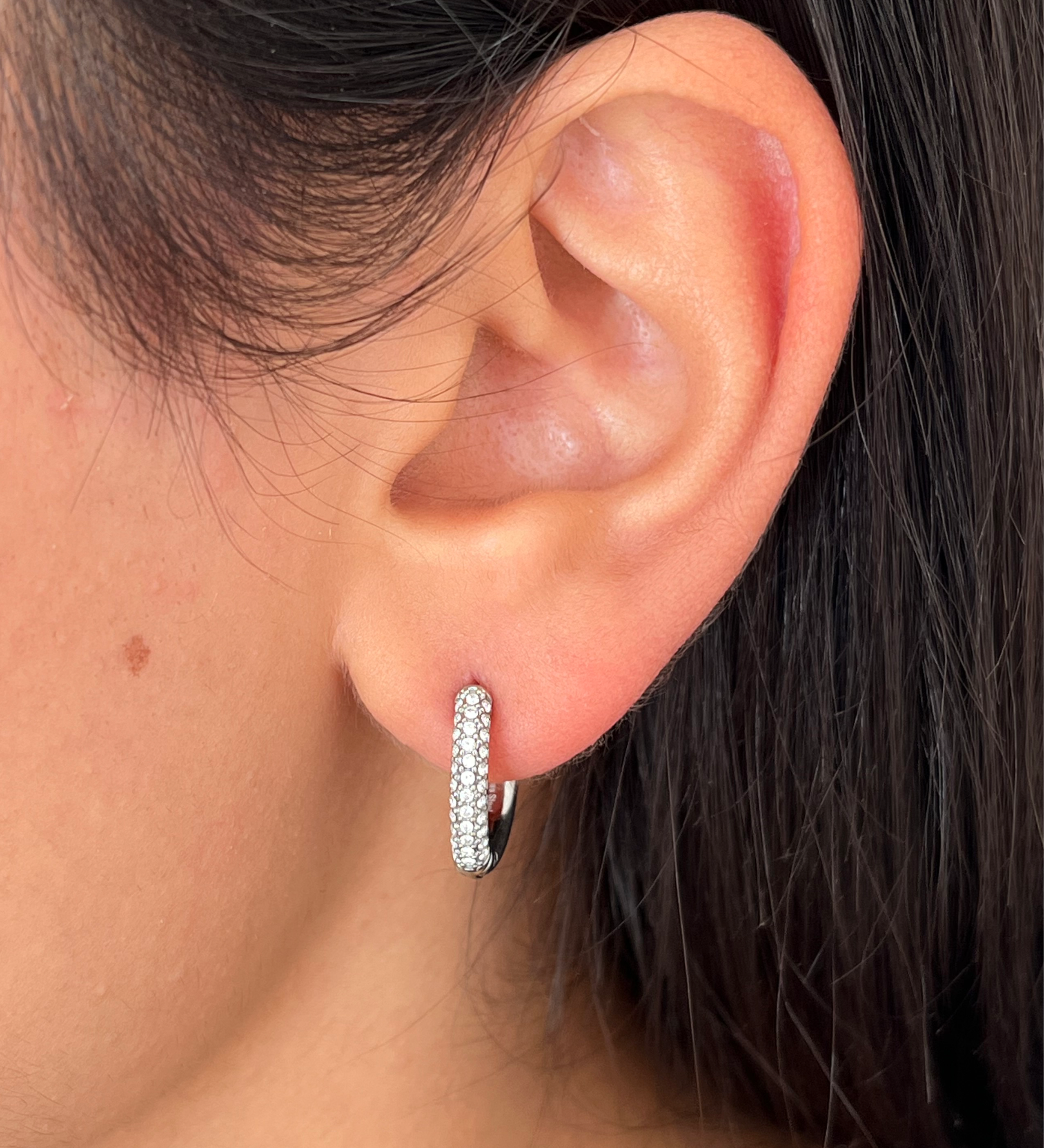 Boucles d'oreilles argenté  Dania portées par une femme Ordiajade