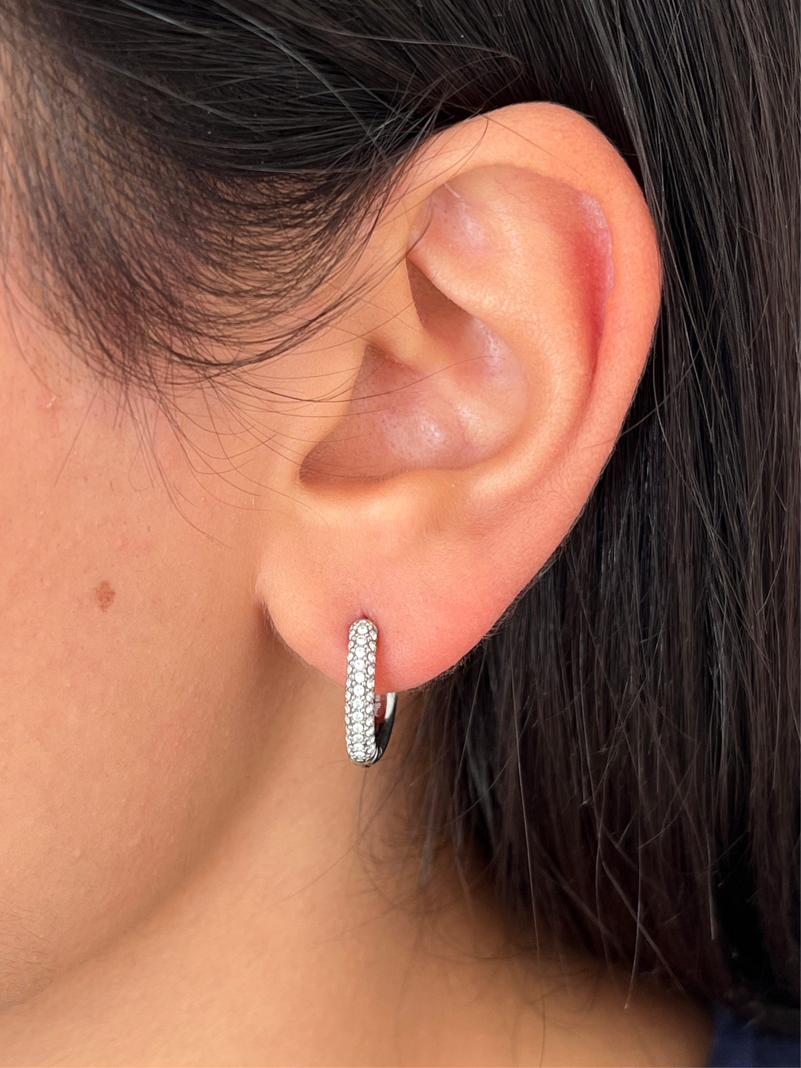 Boucles d'oreilles argenté  Dania portées par une femme Ordiajade
