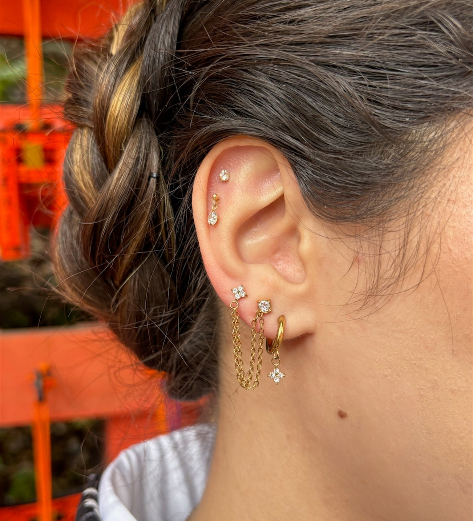 Gros plan du duo de boucles d'oreilles dépareillées SAYEN porté à l'oreille - Style Ordiajade