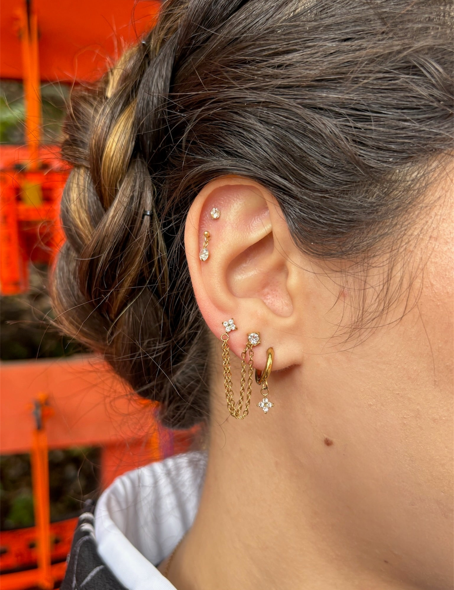Gros plan du duo de boucles d'oreilles dépareillées SAYEN porté à l'oreille - Style Ordiajade