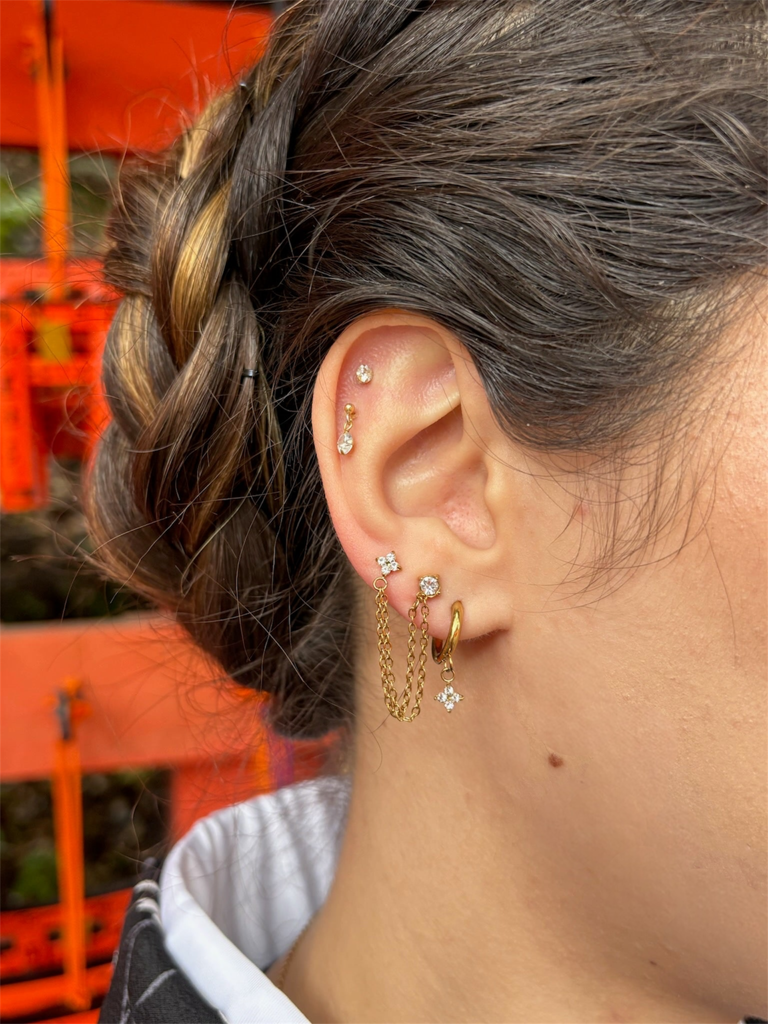 Gros plan du duo de boucles d'oreilles dépareillées SAYEN porté à l'oreille - Style Ordiajade