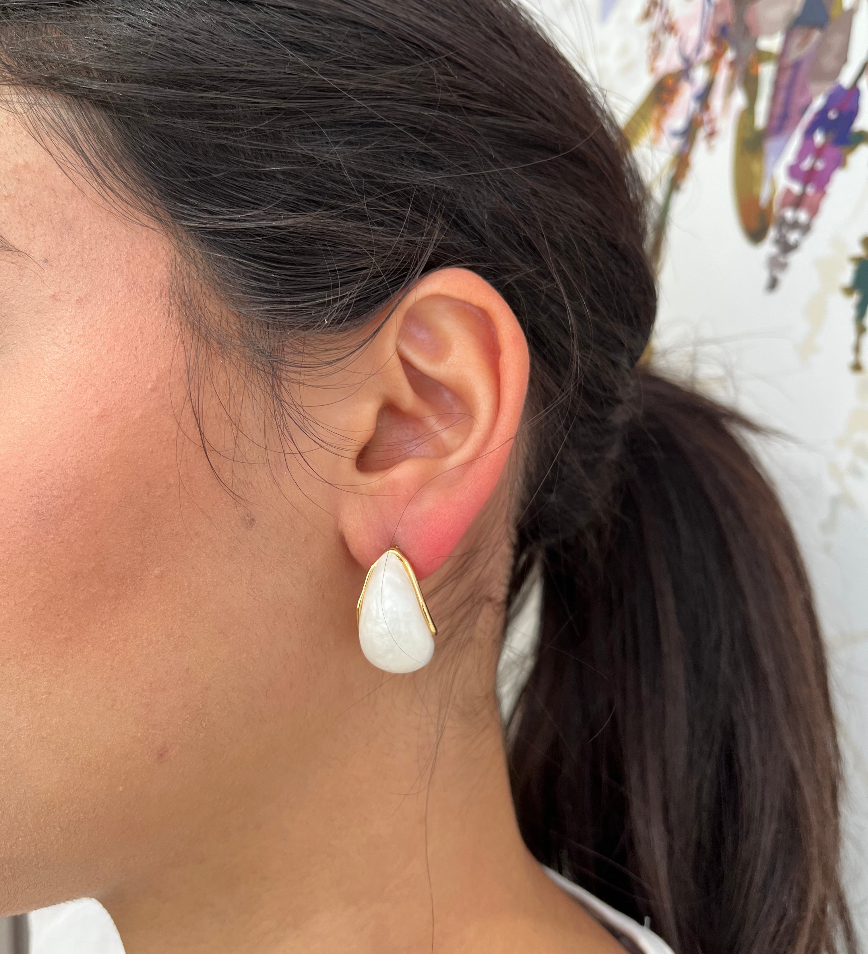 Boucles d'oreilles Horia blanches en forme de goutte portées de profil.