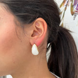 Boucles d'oreilles Horia blanches en forme de goutte portées de profil.