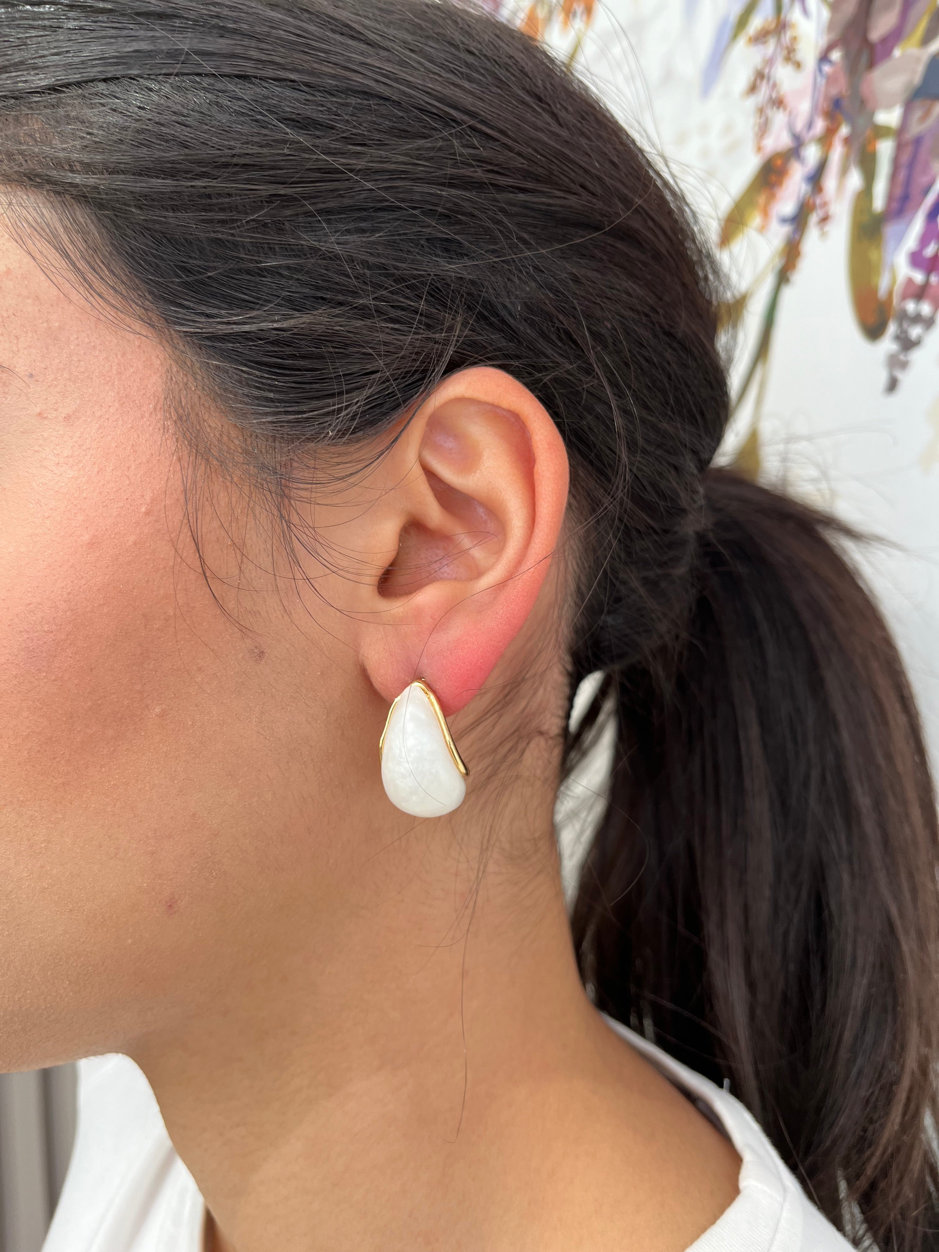 Boucles d'oreilles Horia blanches en forme de goutte portées de profil.