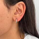 Gros plan sur les boucles d'oreilles Juliana portées, design moderne et épuré