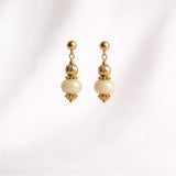 Boucles d'oreilles pendantes Kyto Ordiajade isolées sur fond blanc
