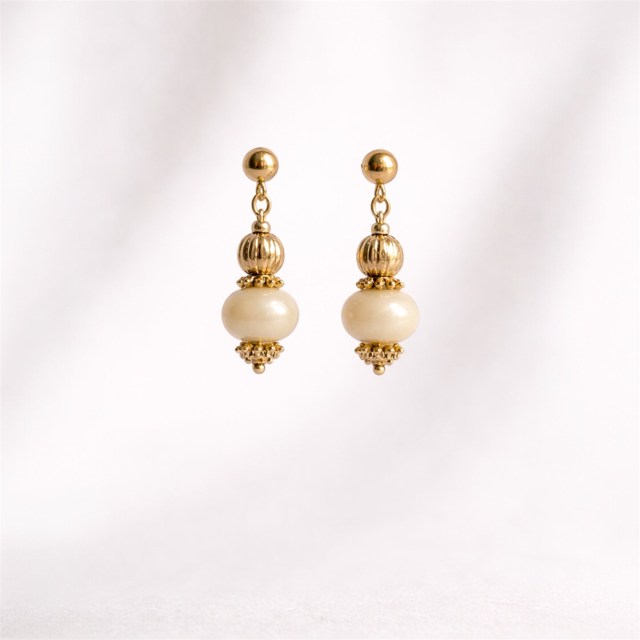 Boucles d'oreilles pendantes Kyto Ordiajade isolées sur fond blanc