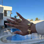 Femme portant le bracelet Ajim doré au bord d'une piscine, bijou Ordiajade en acier inoxydable