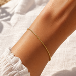 Bracelet Alba doré porté au poignet, résistant à l'eau