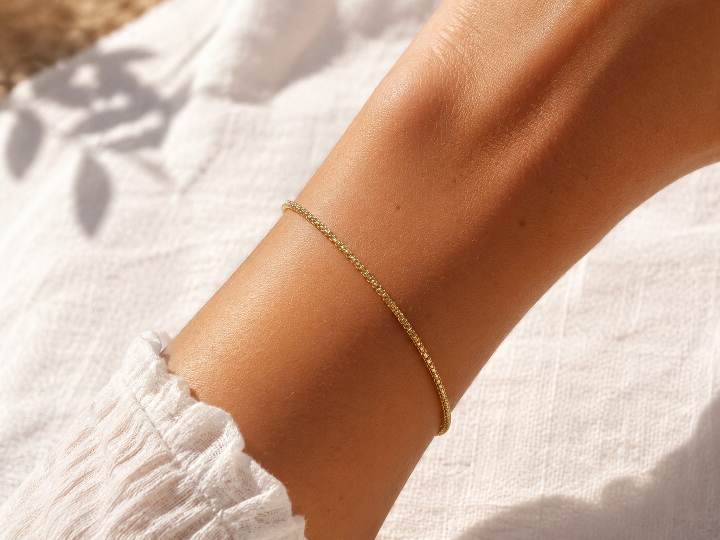 Bracelet Alba doré porté au poignet, résistant à l'eau