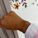 Bracelet Amenie en acier inoxydable argenté avec motif goutte porté au poignet - Ordiajade