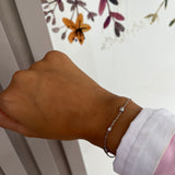 Bracelet Amenie en acier inoxydable argenté avec motif goutte porté au poignet - Ordiajade