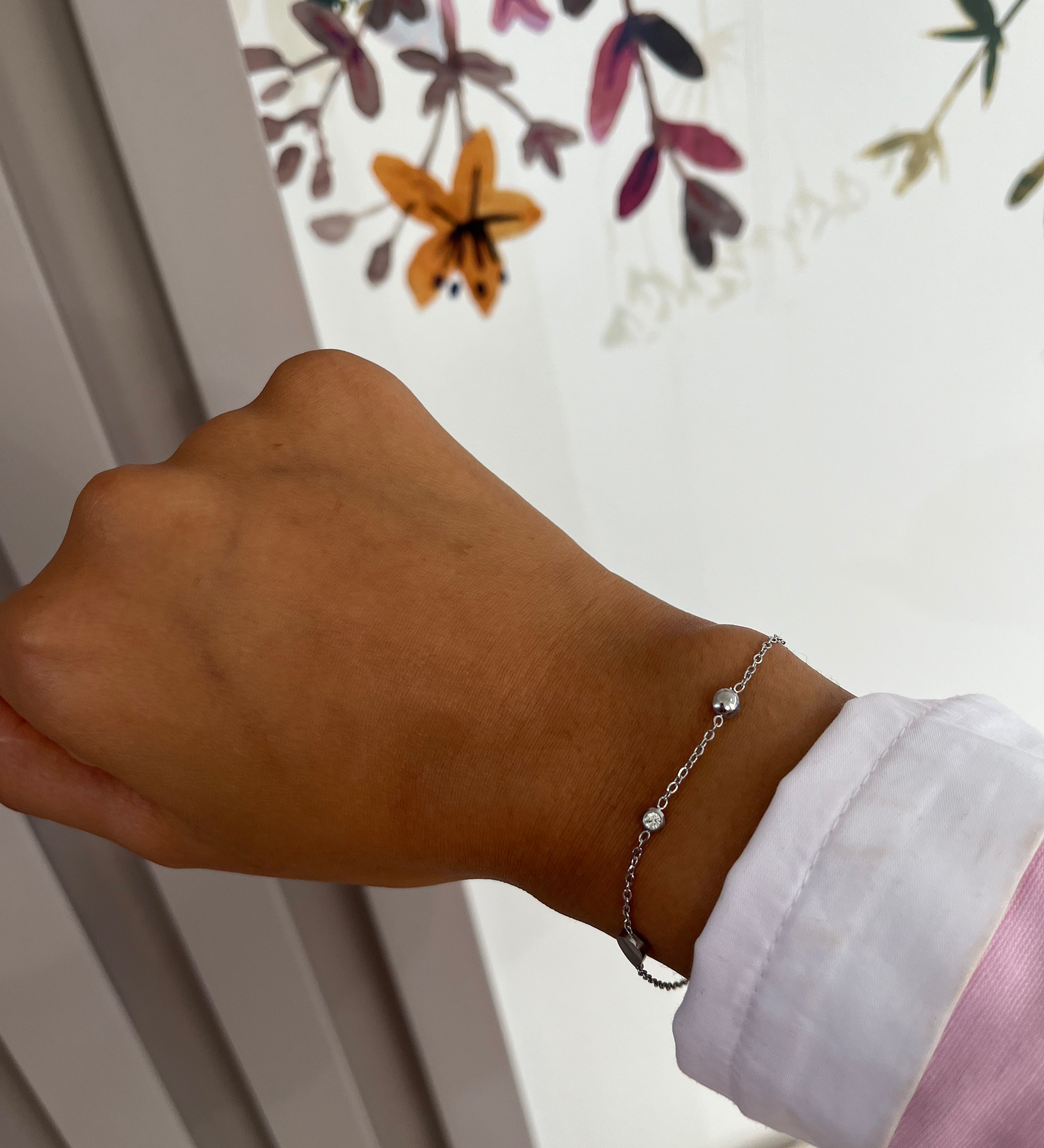 Bracelet Amenie en acier inoxydable argenté avec motif goutte porté au poignet - Ordiajade
