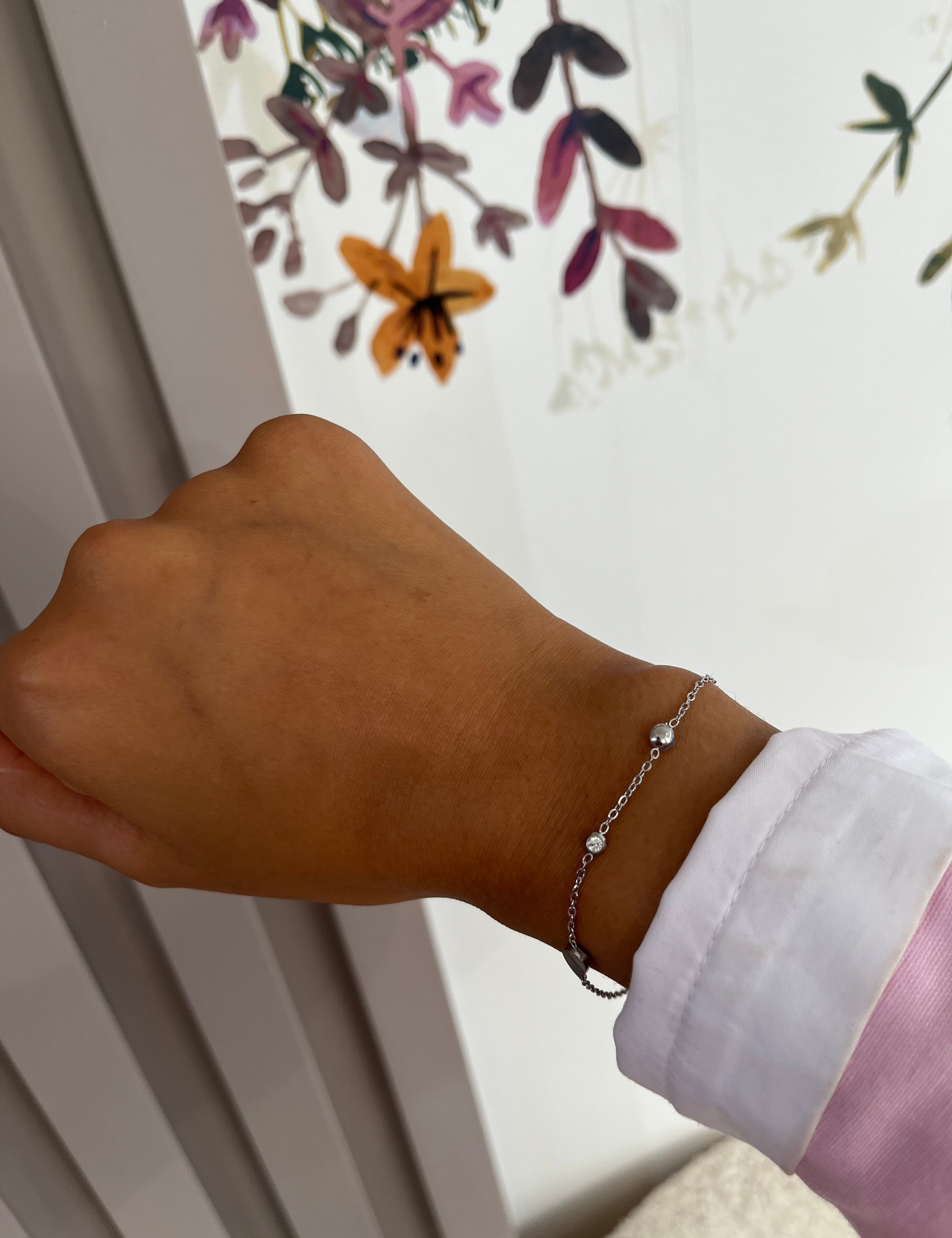 Bracelet Amenie en acier inoxydable argenté avec motif goutte porté au poignet - Ordiajade