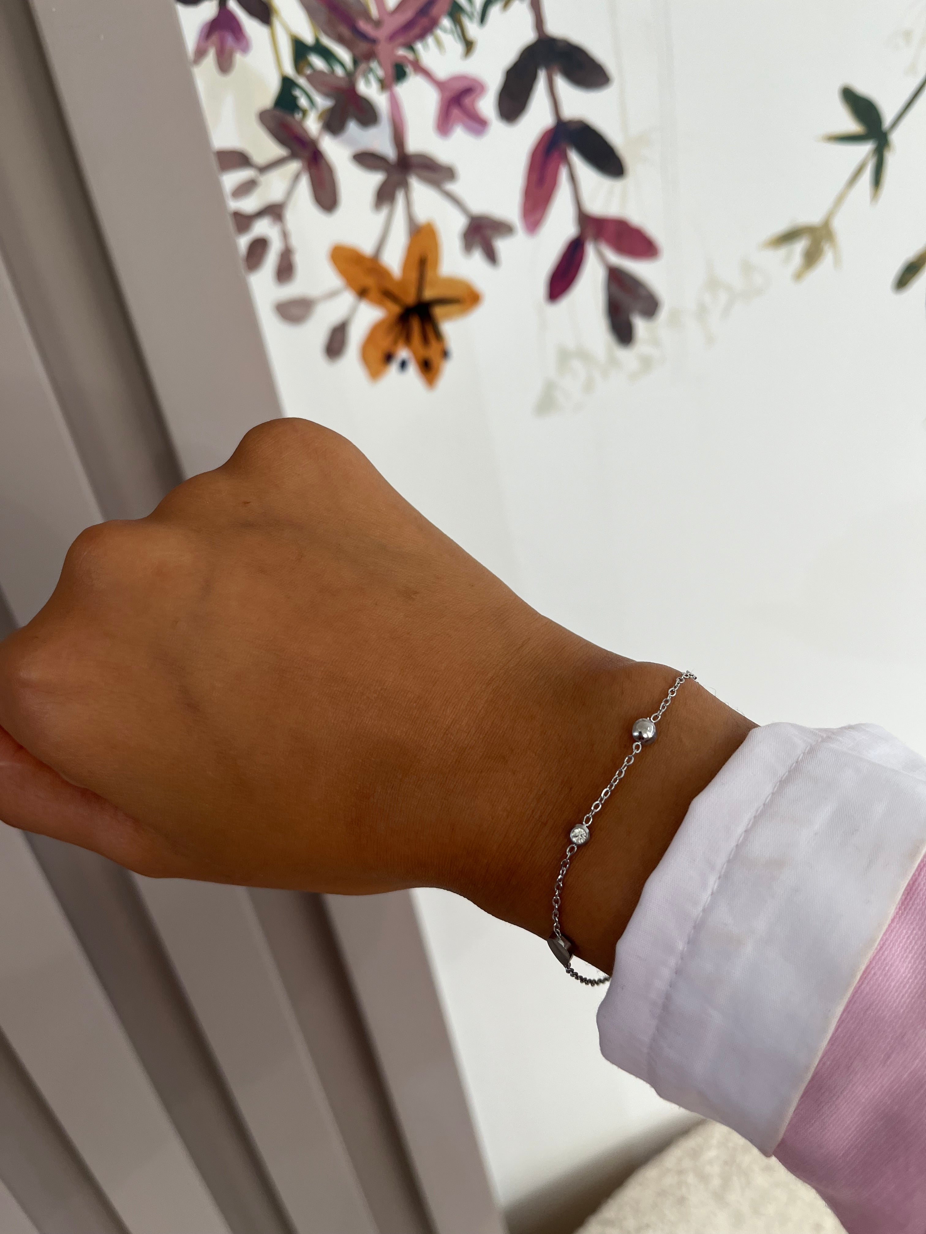 Bracelet Amenie en acier inoxydable argenté avec motif goutte porté au poignet - Ordiajade