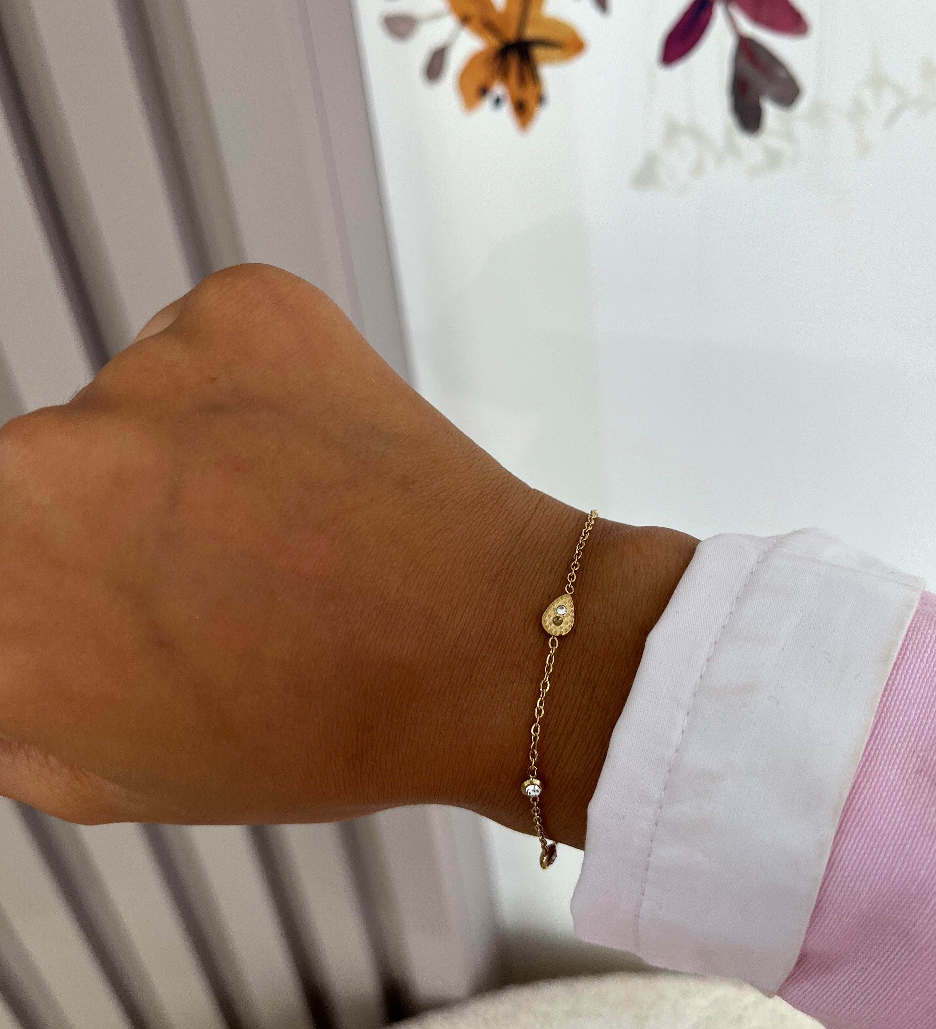 Bracelet Amenie en acier inoxydable doré avec motif goutte porté au poignet - Ordiajade