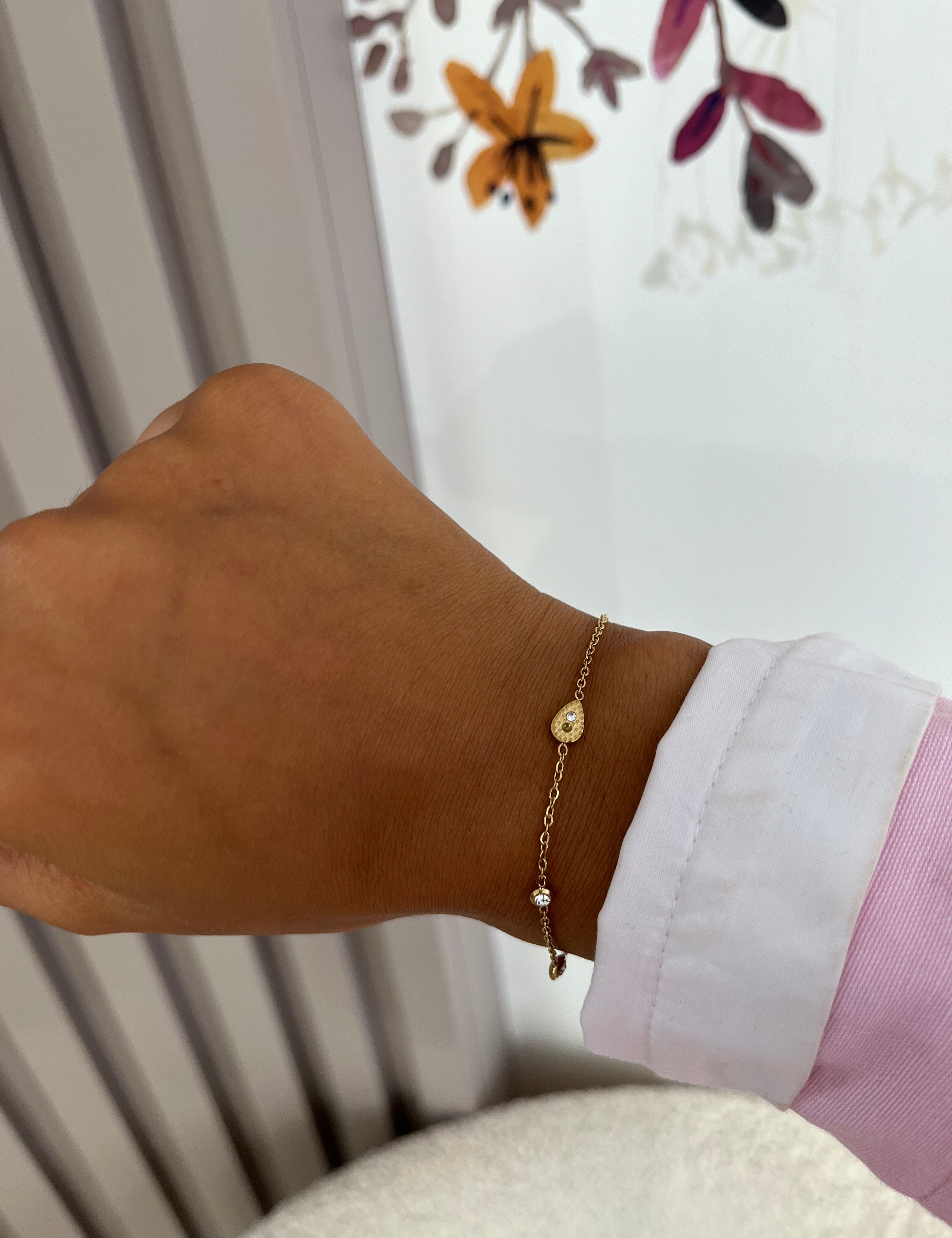 Bracelet Amenie en acier inoxydable doré avec motif goutte porté au poignet - Ordiajade