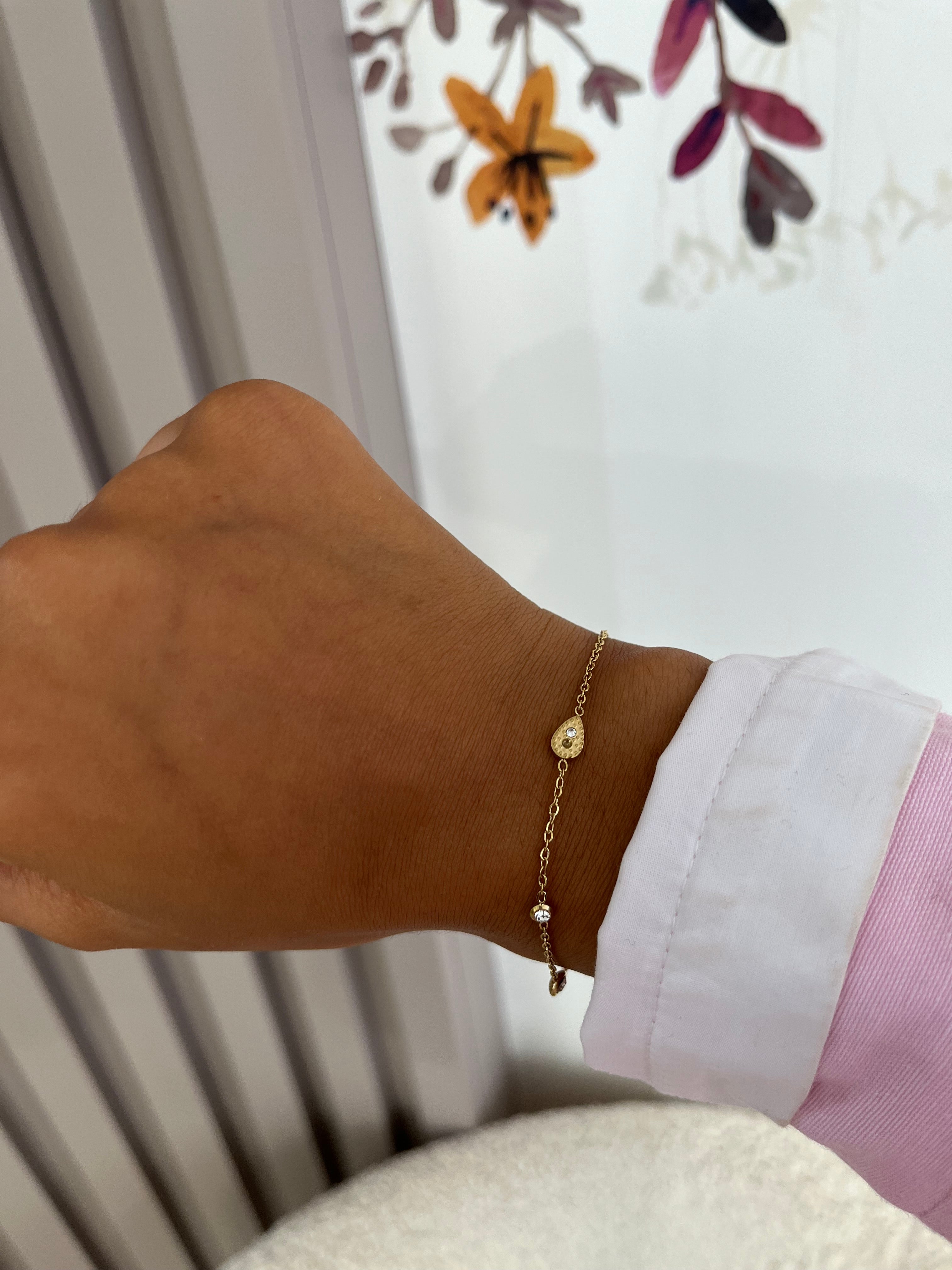 Bracelet Amenie en acier inoxydable doré avec motif goutte porté au poignet - Ordiajade