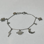 Bracelet Astral argenté en acier inoxydable avec charms éclairs posé