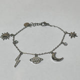 Bracelet Astral argenté en acier inoxydable avec charms éclairs posé