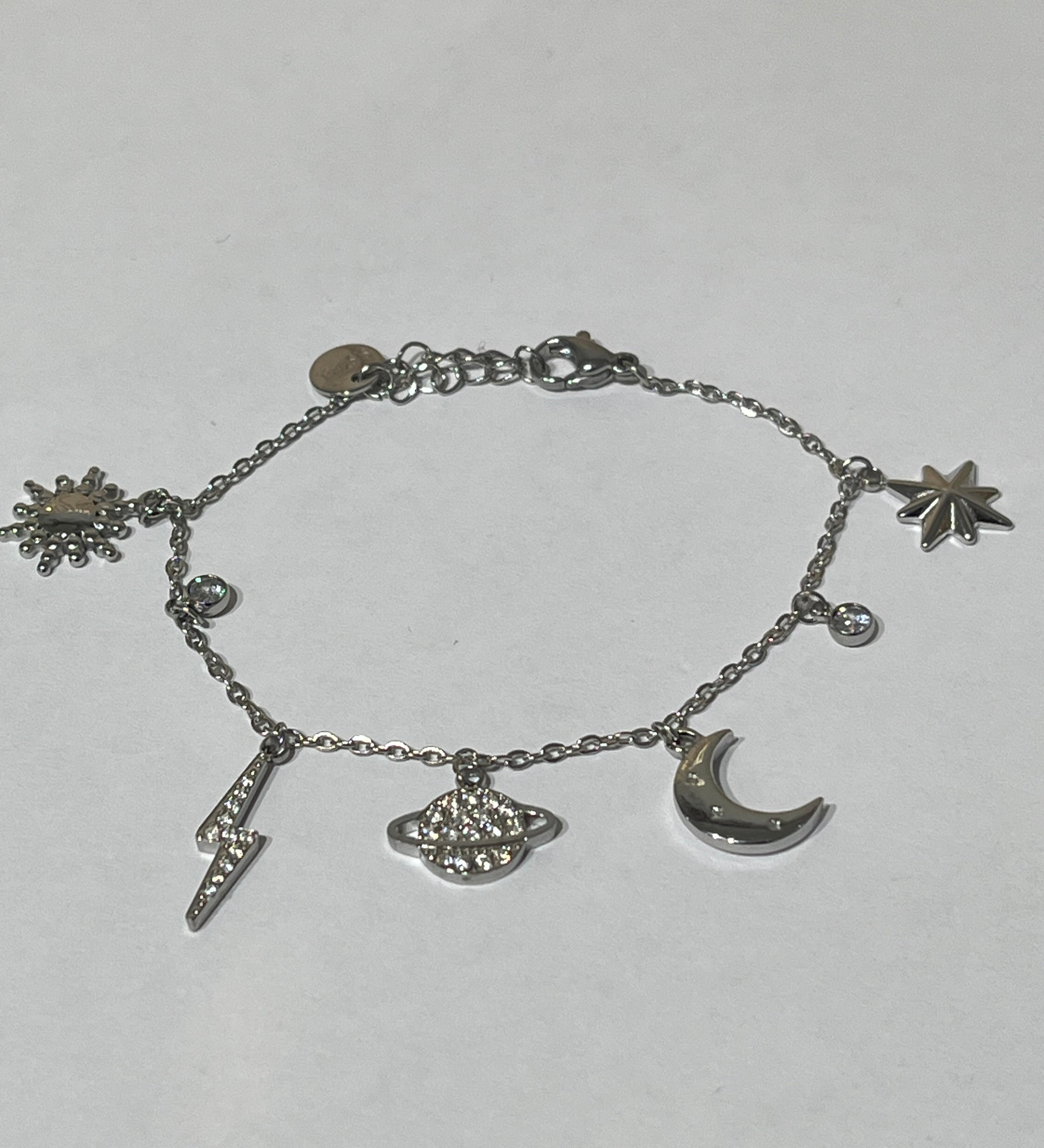 Bracelet Astral argenté en acier inoxydable avec charms éclairs posé