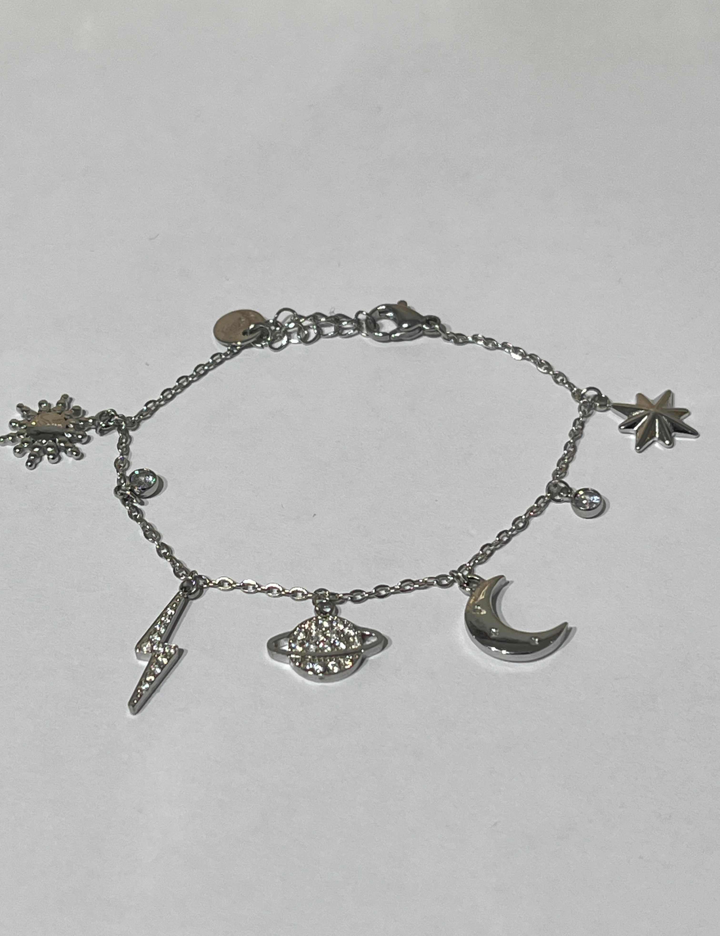 Bracelet Astral argenté en acier inoxydable avec charms éclairs posé