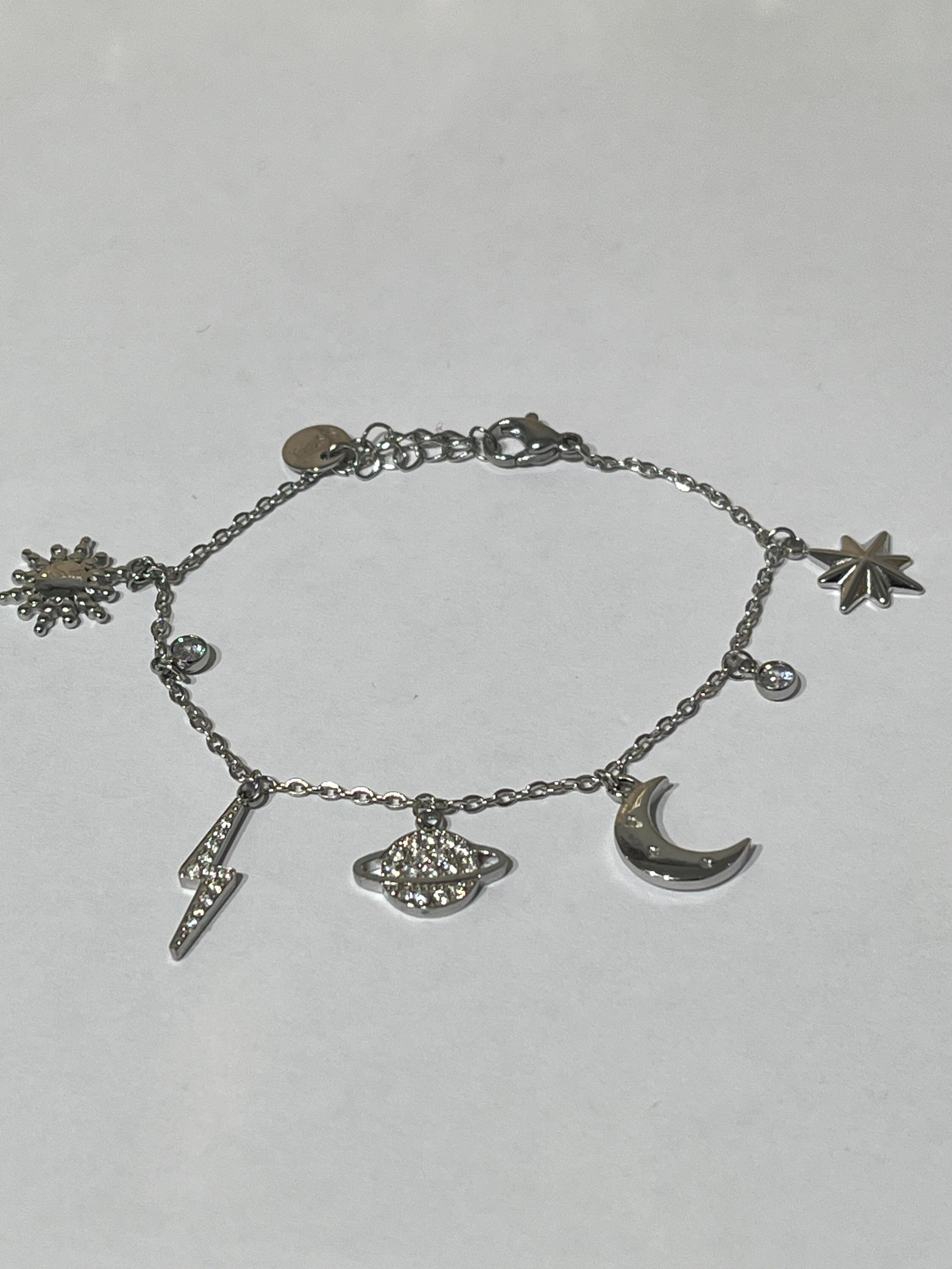 Bracelet Astral argenté en acier inoxydable avec charms éclairs posé